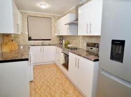 Family- Near Lcy Airport- Sleeps 6- Parking- Wi-Fi, Hotel in Esher