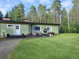 Lumi & Luonto - Entire 100 sqm 3-BR house with private wood fired sauna, Hotel in Oulu