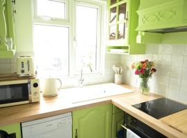 Private 2-Bed Kitchen & Bathroom in Shared Home, hotel i Chingford