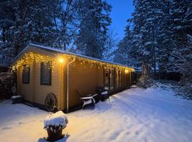 Charmant, gezellig en knus 5p chalet op Veluwe naast Sauna Drome, hotel in Putten