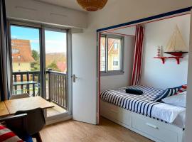 Ambiance marine, bel appartement avec vue mer, balcon, piscine et tennis, hotel Cabourgban