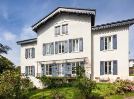 Harmonie - Spacious house with pool in Oullins، فندق في أولينز