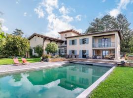 L’Intemporel Bright family home with exceptional pool and view, hotel u gradu Limone