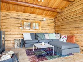 Cabin, 25 m to the lake, 25 min Oslo, 10 min Tusenfryd, hotel en Brevik