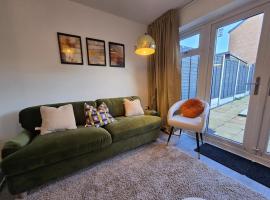 Cozy Gem Luxury House, Hotel in Marston Green