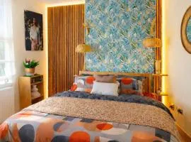 ApArt 2 Luxury 3BR Apartment Free Parking Sleeps 6