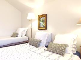 PARIS AUTHENTIC HOUSE Entier 1920's House, For Groups, Métro Line 7 station Porte d'Ivry, Hotel in Paris