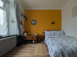 R1 - Bright Quiet Double - City & Beach Access, WIFI, Free Parking - Self Catering, hotel in Swansea