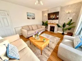 Comfortable Three Bedroom Home in Christchurch with Free Parking - Sleeps 6