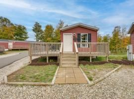 Cozy Cassopolis Retreat on Little Fish Lake!, hotelli kohteessa Cassopolis