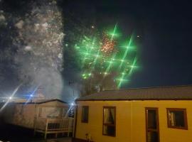 3 Bedroom 2 Bathroom Caravan Charlie Delta – hotel w mieście Saint Osyth