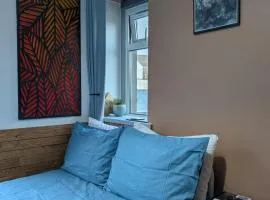 R3 - Cozy Small Double - City & Beach Access, WIFI, Free Parking - Self Catering