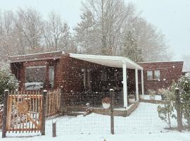 Rustiek Boschalet Sven Veluwe met Omheinde Tuin, hotel em Putten