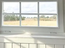 Minihus i lantlig miljö nära havet