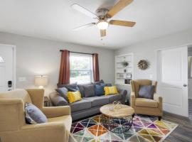 Cheerful residential home with boat launch access, hotel v destinácii Ellenton