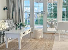 Minihus i lantlig miljö nära havet, hotel in Smygehamn