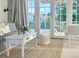 Minihus i lantlig miljö nära havet