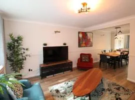 Spacious 5 Bedroom House Addlestone