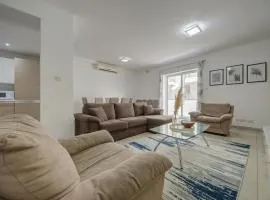 Central, spacious apartment with Sea Views