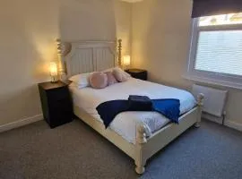 Charming 2-Bed Terrace Close to Station, NEC, Airport