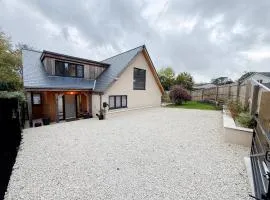 Beautiful 4-Bed Home - Gated Parking with EV Charging - Garden