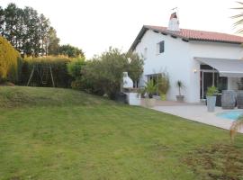 Magnifique maison basque contemporaine, Hotel in Ustaritz