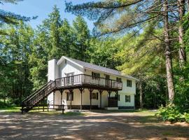 The Outpost Double | Modern 2BR Ground Level Duplex | Exclusive Ski Deals, Hotel in Killington