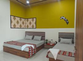 Hari Sharnam Residency, hotel amb banyeres d'hidromassatge a Mathura