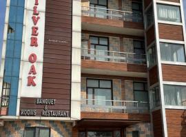 The Silver Oak Banquet & Motel, hotel em Rūpnagar