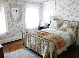 The Coolidge Corner Guest House: A Brookline Bed and Breakfast, мини-гостиница в Бруклине