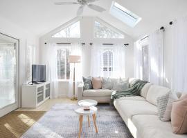 Spacious Home by Beach Dog Welcome – hotel w mieście Brewster