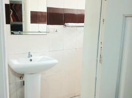 Gullivers Travel Hotel, hotel em Adentan