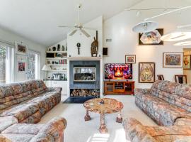 Peaceful Wooded Getaway in Millsboro on 16 Acres, Hotel in Long Neck