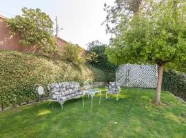 Garden Retreat • Deck Dining + Fire Pit