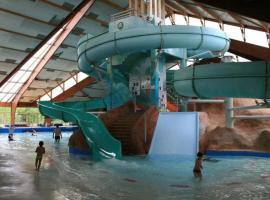 Camping 3 étoiles - Parc aquatique - eeedi0, hotel en Châteauroux