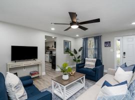 Pool home with large fenced yard, hotel v destinácii Ellenton