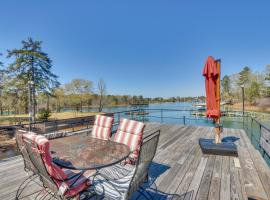 Georgia Getaway with 2-Story Dock By Lake Hartwell, Hotel in Hartwell