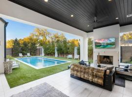 NEW! Luxury Pool Retreat & Casita in Midway Hollow, hotel a Oldham