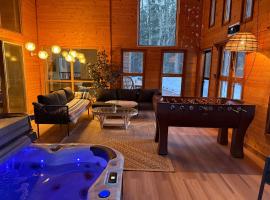 Private 2BR Forest Suite in Bragg Creek with Hot tub, pond, 17 acres of trails, Hotel in Bragg Creek