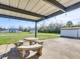 Family-Friendly Home on 2 Acres Near Dtwn Houston, hotel v destinaci Manvel