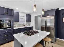 Stunning Home 15 Min to Downtown & Airport, hotel u gradu 'Parma'