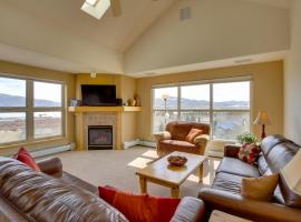 360 Mtn Views and Shared Hot Tub Cozy Frisco Condo!, hotel en Frisco