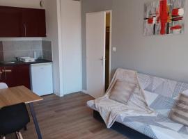 Appartement cosy wifi et piscine au porte de Rodez、Onet le Châteauのホテル