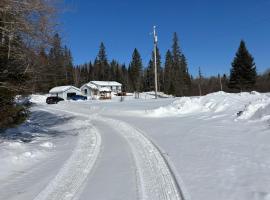 Peaceful and Heavenly Private Water Front Cottage on 100 Acres of Scenic Beauty- Trent Lakes, hotel em Kinmount