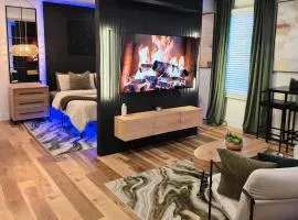 Buckhead Noir Suite with Self Check-in and Free Parking