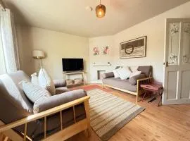 Central stylish 3BD w free parking, fast wifi, washer, garden, long term pricing