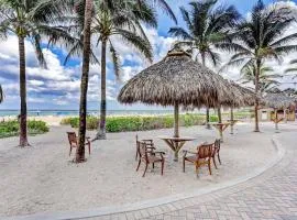 2B Beachfront condo! Pool! Games! 15 mins to PBI!