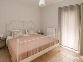 Georgias house 7 min from Athens airport, hotel en Artemida
