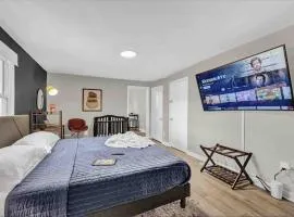 3 mins from Downtown - PS5, King Bed & EV Charger