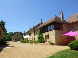 Gîte La grange des Hirondelles 15 personnes 5litsdoubles 5litssimples 1convertible chez MAYMARD Yannick à 28 route de la croix forêt à ANTULLY réf à Gîte de France G2005 Corps de ferme entièrement rénové de bon standing